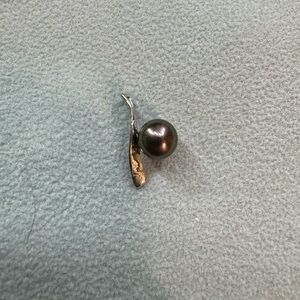 Dyed pearl pendant
